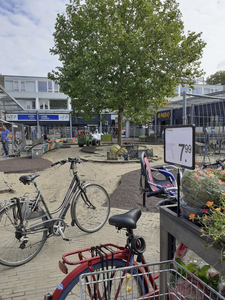 908918 Gezicht op de herinrichting van de binnenruimte van Winkelcentrum Mereveldplein te De Meern (gemeente Utrecht).